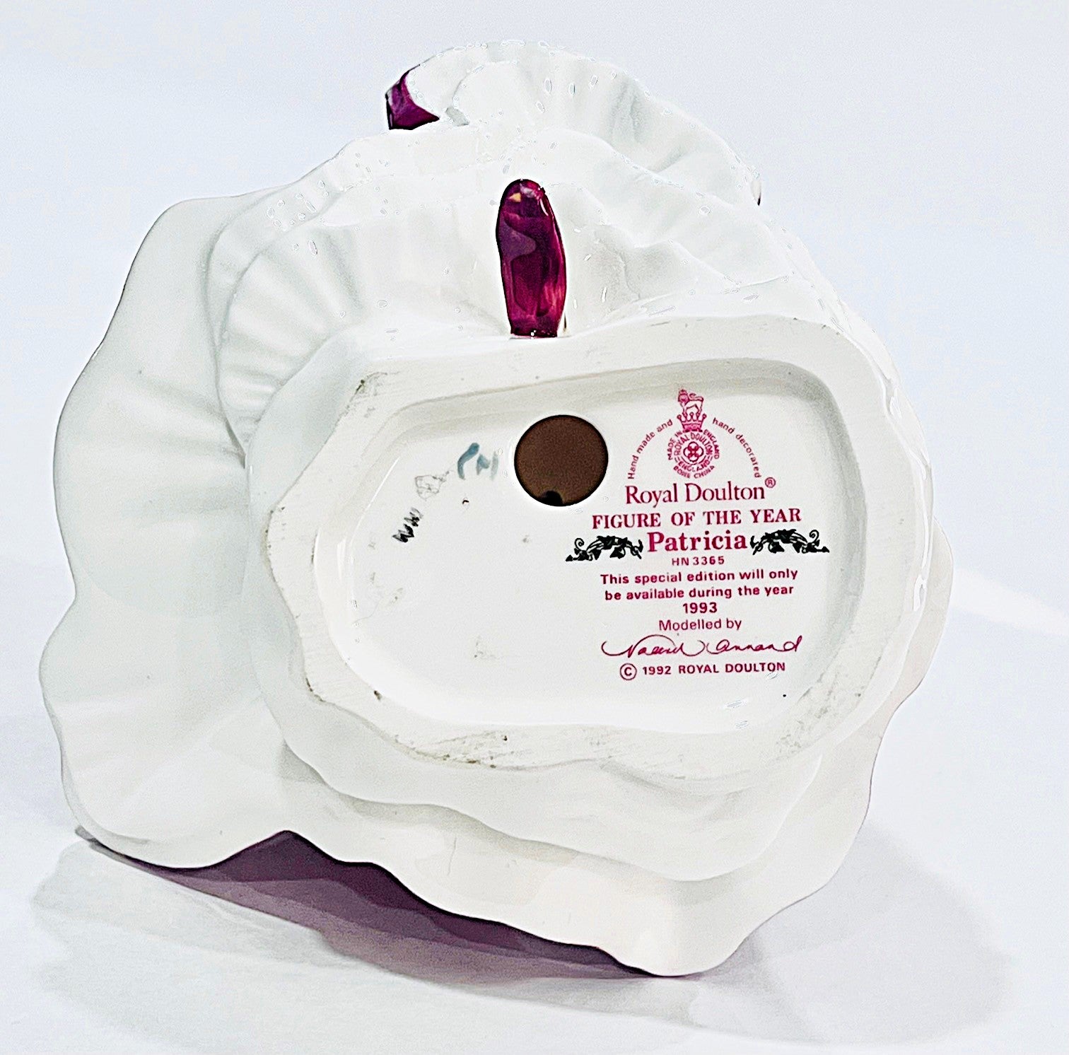 White ceramic shell with red gemstones on a white background, featuring Royal Doulton branding.