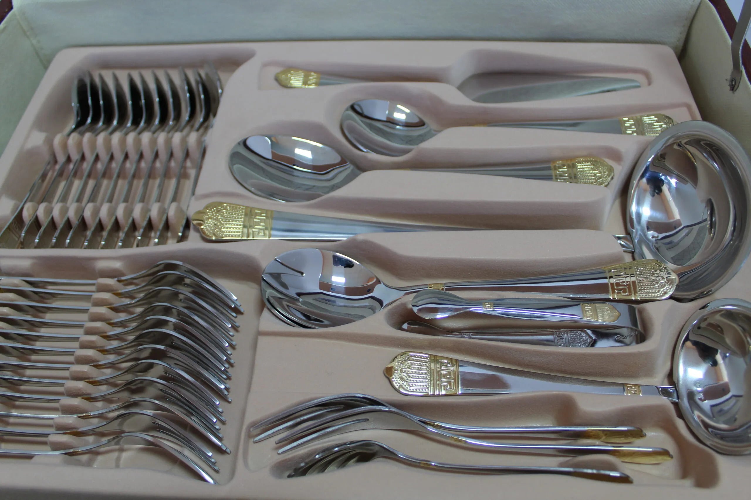 Carl Weill Venus Gold 78-Piece set & case 18/10 Stainless Steel Service for 12 People - Royal Gift